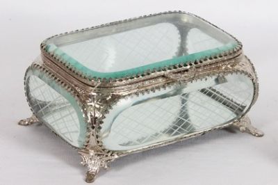 GLASS URN
ITEM NO. 7034
DESCRIPTION:-  GLASS RECTANGLE FROSTED BOX.
SIZE:- 17X9 CM.
CAPACITY:- 2.50 ML
FINISH:-  SILVER ENGRAVED FRAME.
PRICE:- 
PACKING:- SINGLE BOX STYRO FOAM UNDER 18 PCS MASTER CARTON.
Keywords: GLASS KEEP SAKE