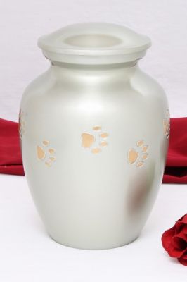 PET URN
ITEM NO. 7038
MATERIAL:- BRASS CLASSIC 
SIZE:- 26 CMS.
CAPACITY:- 2.50 ML
FINISH:- PEWTER ENGRAVED PAW MARK.
PACKING :- SINGLE BOX UNDER 4 PCS MASTER CARTON
Keywords: FUNERAL URN
