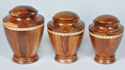 WOOD PET URN
ITEM NO. 7144
DESCRIPTION:-  CLASSIC PET URN
SIZE:- 16X14 CM, 18X14 CM, 16X12 CM. 
CAPACITY:- 3.00 ML, 2.00 ML, 1.50 ML. 
FINISH:- NATURE WOOD FINISH WITH IVORY DESIGN BAND.
PRICE:-
PACKING:- SINGLE BOX STYRO FOAM UNDER SET OF 4 MASTER CARTON
Keywords: FUNERAL URN