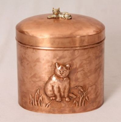 IRON PET CHEAP URN
ITEM NO. 7165
MATERIAL:- IRON OVAL PET URN.
SIZE:-  19X19 CMS.
CAPACITY:-  1.500 ML.
FINISH:-  COPPER SHADED ENGRAVED SITTING CAT & BRASS RESTING CAT AT THE TOP OF LID. 
PACKING :- SINGLE BOX UNDER 12 PCS 7 LAYER CORRUGATED MASTER CARTON.
Keywords: PET URN