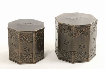 PET CREMATION PAW MARK URN
ITEM NO. 7175
MATERIAL:- IRON SIX SIDE PET URN.
SIZE:- 13X13 CMS, 11X11 CMS.
CAPACITY:- 1.75 ML, 1.00 ML.
FINISH:- BRASS ANTIQUE FINISH ENGRAVED PAW MARK.
PACKING :- SINGLE BOX UNDER SET OF 3 MASTER CARTON.
Keywords: PET URN