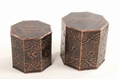 PET CREMATION PAW MARK URN
ITEM NO. 7176
MATERIAL:- IRON SIX SIDE PET URN.
SIZE:- 13X13 CMS, 11X11 CMS.
CAPACITY:- 1.75 ML, 1.00 ML. 
FINISH:- COPPER ANTIQUE ENGRAVED PAW MARK VERSE TOP LID.
PRICE:-
PACKING :- SINGLE BOX UNDER SET OF 2 MASTER CARTON.
Keywords: PET URN