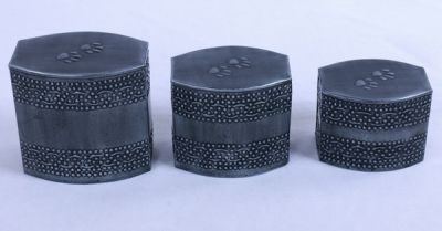 PET CREMATION PAW MARK URN
ITEM NO. 7179
MATERIAL:- ENGRAVED PAW MARK URN
SIZE:-  16X16 CMS, 13X11 CMS, 10X13 CMS.
CAPACITY:- 
FINISH:- SLATE FINISH ENGRAVED PAW MARL TOP LID.
PRICE:-
PACKING :- SINGLE BOX UNDER 48 PCS MASTER CARTON

Keywords: FUNERAL URN