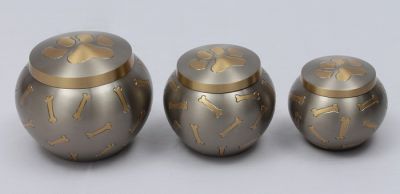 PET URN
ITEM NO. 7221
MATERIAL:- BRASS ODC 
SIZE:- 12X16 CMS, 11X13 CM, 9X11 CM. 
CAPACITY:-   1.00 ML, 1.50 ML, 2.00 ML.
FINISH:- PEWTER PAW BONE MARK.
PACKING :- SINGLE BOX UNDER 4 PCS MASTER CARTON
Keywords: ASHES FOR POT