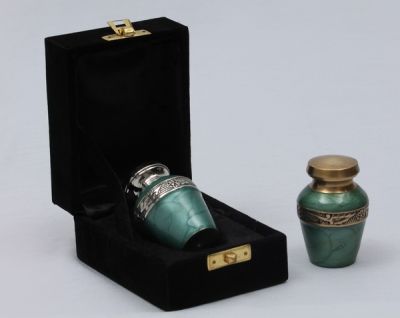 KEEPSAKE METAL SMALL URN
ITEM NO. 7222
DESCRIPTION:-  BRASS SMALL URN
SIZE:-  7 CM 
CAPACITY:-  
FINISH:-  GREEN ENGRAVED SILVER BAND.
PRICE:-
PACKING:- SINGLE BOX STYRO FOAM UNDER 48 PCS MASTER CARTON

Keywords: KEAP SAKE URN