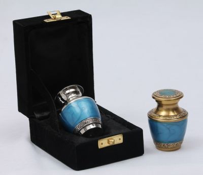 KEEPSAKE METAL SMALL URN
ITEM NO. 7223
DESCRIPTION:-  BRASS SMALL URN
SIZE:-  7 CM 
CAPACITY:-  
FINISH:-  BLUE & NICKEL ENAMELED
PRICE:-
PACKING:- SINGLE BOX STYRO FOAM UNDER 48 PCS MASTER CARTON

Keywords: KEEPSAKE URN