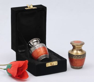 KEEPSAKE METAL SMALL URN
ITEM NO. 7224
DESCRIPTION:-  BRASS SMALL URN
SIZE:-  7 CM 
CAPACITY:-  
FINISH:-  RED ENAMELED SILVER & BRASS ENTIQUE 
PRICE:-
PACKING:- SINGLE BOX STYRO FOAM UNDER 48 PCS MASTER CARTON

Keywords: KEAP SAKE URN