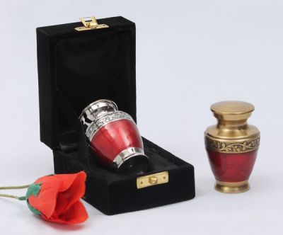 KEEPSAKE METAL SMALL URN
ITEM NO. 7225
DESCRIPTION:-  BRASS SMALL URN
SIZE:-  7 CMS.  
CAPACITY:- 
FINISH:- RED ENAMELED SHINE & BRASS ANTIQUE.
PRICE:-
PACKING:- SINGLE BOX STYRO FOAM UNDER 48 PCS MASTER CARTON.
Keywords: KEEP SAKE URN