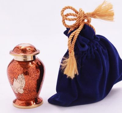 KEEPSAKE METAL SMALL URN
ITEM NO. 7257
MATERIAL:-  BRASS SMALL URN.
SIZE:- 7 CMS.
CAPACITY:- 
FINISH:-  MARBLE RED PRAYING HAND
PRICE:-
PACKING :- SINGLE BOX UNDER 48 PCS MASTER CARTON

Keywords: RELIGIOUS URN