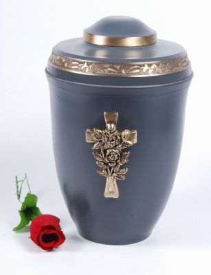 METAL CREMATION ADULT URN
ITEM NO. 9001
DESCRIPTION:- METAL CREMATION URN
SIZE:- 27 CM.
CAPACITY:- 3.50 ML
FINISH:-  GRAY CROSS WITH ROSE
PRICE:- 
PACKING:- SINGLE BOX STYRO FOAM UNDER 4 PCS MASTER CARTON.
Keywords: ADULT CREMATION URN