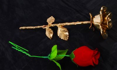 KEEPSAKE CRIMONS ROSE
ITEM NO. 9006
DESCRIPTION:-  CRIMONS ROSE KEEPSAKE
SIZE:-  22 CM, BOX:- 24X10X9 CM.  
CAPACITY:- 
FINISH:- BRASS FINISH 
PRICE:-
PACKING:- SINGLE BOX STYRO FOAM UNDER 18 PCS MASTER CARTON.
Keywords: CRIMONS ROSE KEEPSAKE.