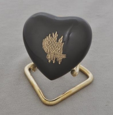 KEEPSAKE SMALL HEART URN
ITEM NO. AC01
MATERIAL:- HEART KEEP SAKE URN.
SIZE:-  HEART 8X8 CMS, STAND 9X10 CMS.
CAPACITY:- 
FINISH:- MAT BLACK WITH ENGRAVED POLISH WHEAT STEEM.
PRICE:-
PACKING :- SINGLE BOX UNDER 48 PCS MASTER CARTON

Keywords: SMALL HEART URN