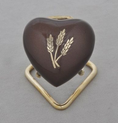 KEEPSAKE SMALL HEART URN
ITEM NO. AC 12
MATERIAL:- HEART KEEP SAKE URN.
SIZE:-  HEART 8X8 CMS, STAND 9X10 CMS.
CAPACITY:- 
FINISH:-  MAT BROWN WITH POLISH BRASS THREE STEEM
PRICE:-
PACKING :- SINGLE BOX UNDER 48 PCS MASTER CARTON

Keywords: SMALL HEART URN